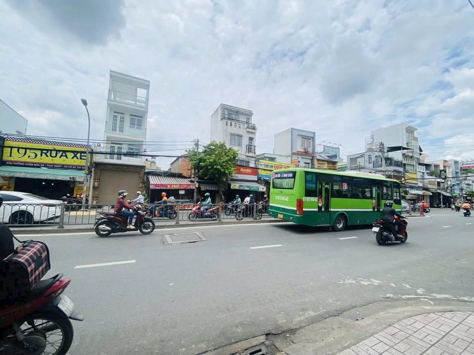 FrontHouse Bà Hom, Quận 6, Diện tích 38m², Giá 7.35 tỷ - Kinh doanh đỉnh cao, mặt tiền lớn!