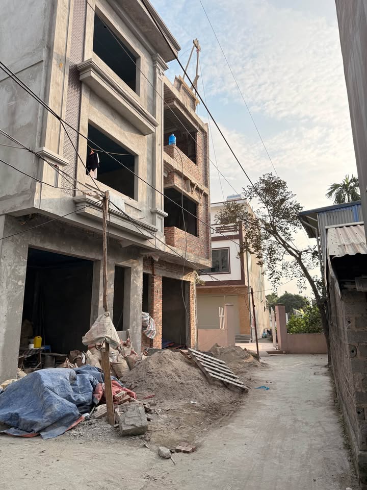 Nhà lô góc 3 tầng Hồng Thái 50m² giá 2 tỷ - Phong thủy tốt, sẵn sàng vào ở!