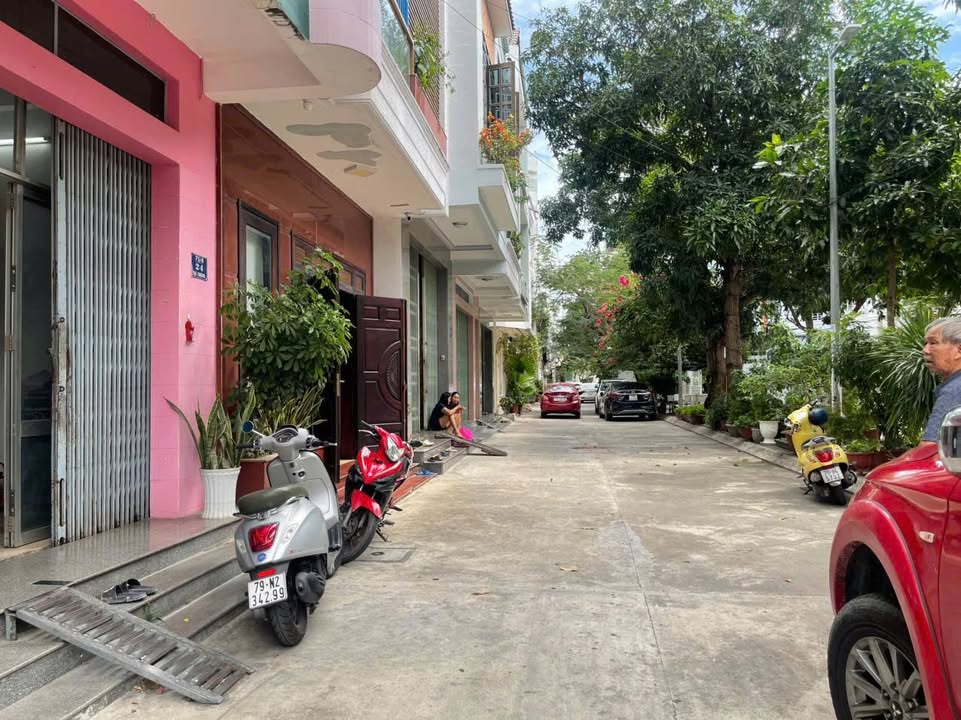 Nhà 3 tầng đường Dã Tượng, Vĩnh Nguyên, Nha Trang 95m² - Đối diện công viên, cách biển 600m!