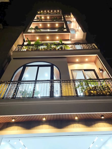 Nhà riêng đường Nguyễn Văn Linh, Thạch Bàn 45m² giá 11.8 tỷ - Full nội thất, thang máy