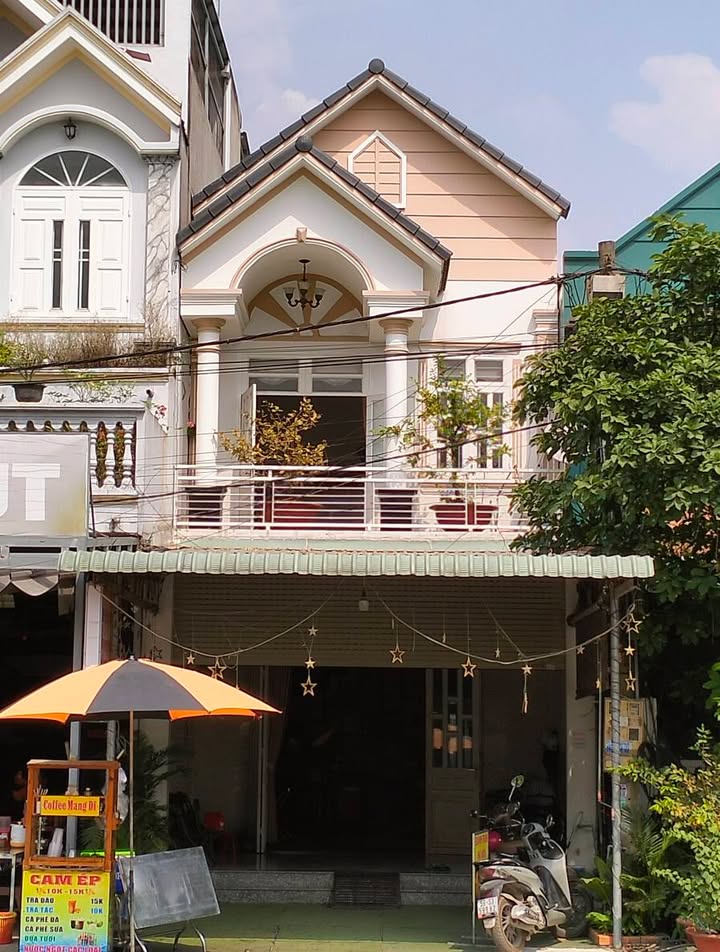 Nhà 1 trệt 1 lầu tại Tân Hiệp, Bình Dương 100m² giá 4.85 tỷ - Mặt tiền đẹp, thuận tiện kinh doanh!