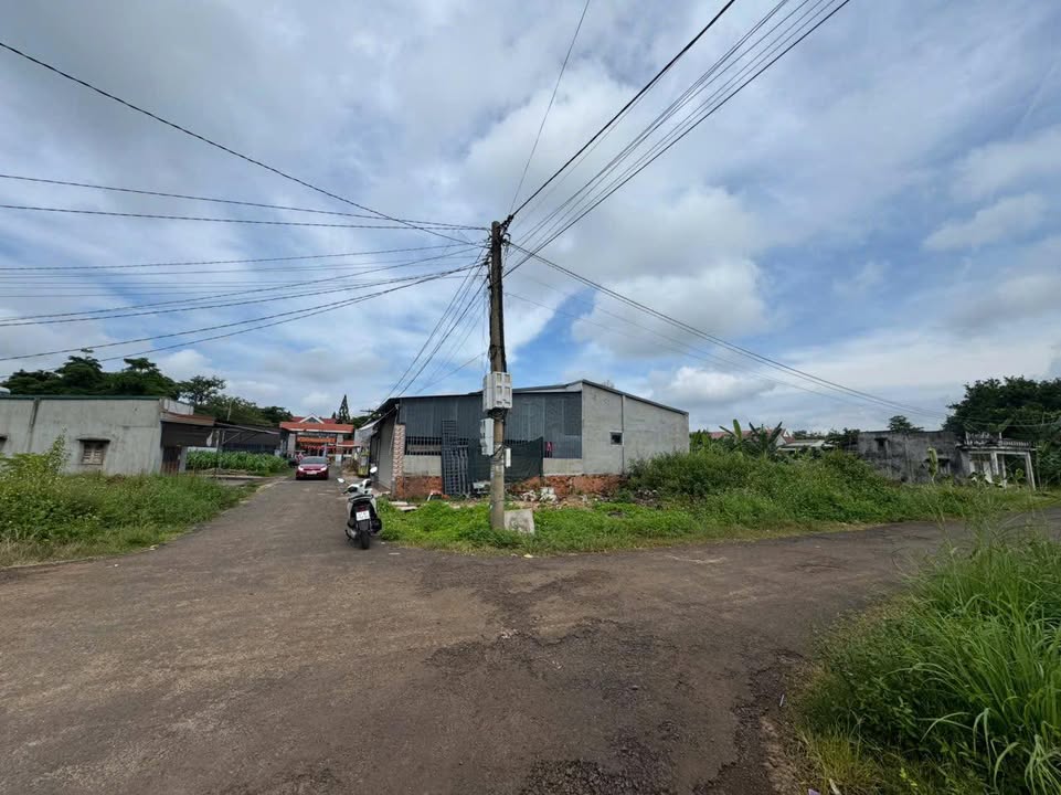 Đất góc 2 mặt tiền Hòa Khánh Buôn Ma Thuột 180m² giá 1.89 tỷ - Vị trí đẹp, kinh doanh thuận lợi!