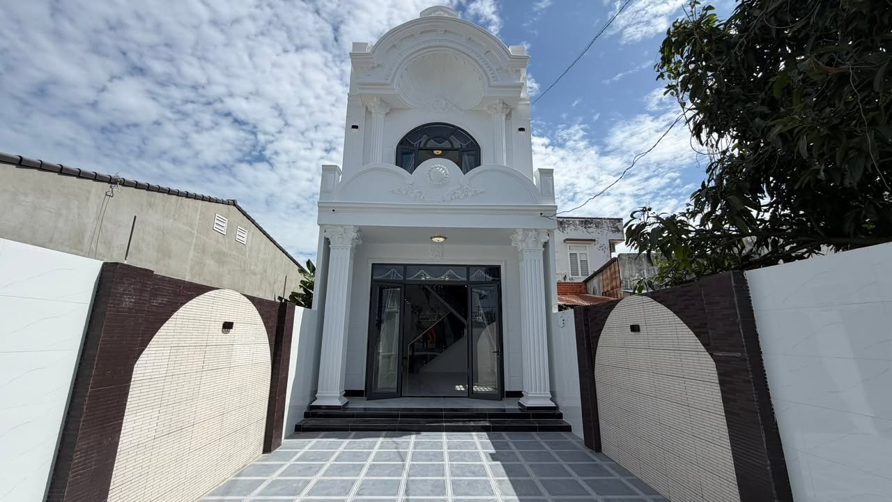 Nhà Lầu Tân Cổ Điển tại Tây Ninh 149m² giá 3.1 tỷ - Full tiện nghi, gần Tòa Thánh!