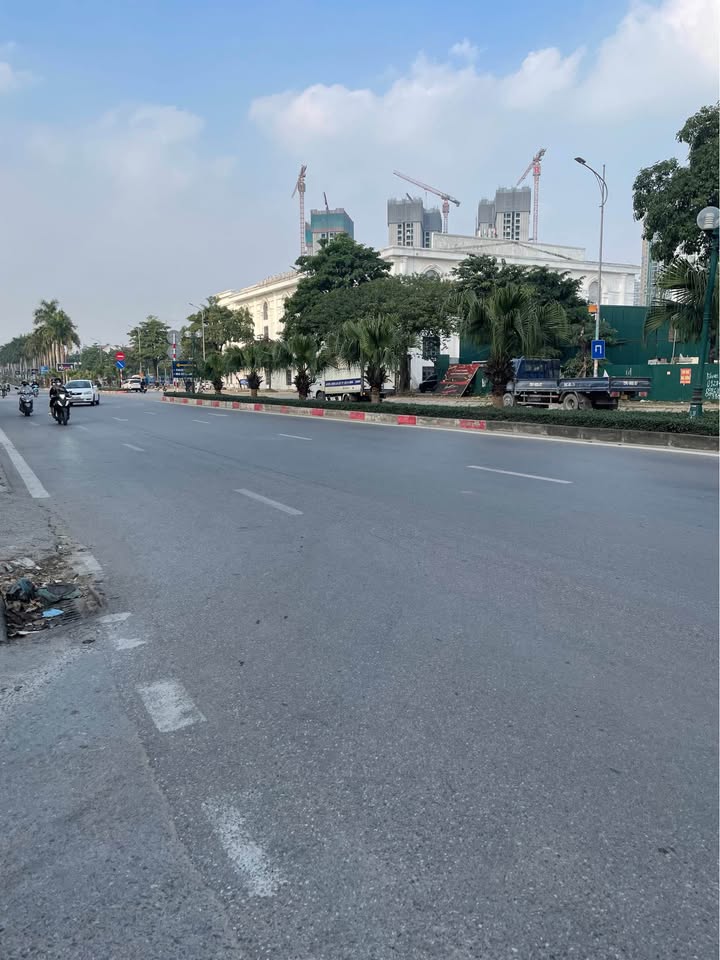 Nhà cho thuê 150m² 5 tầng tại Lê Trọng Tấn - Thang máy tiện nghi, phù hợp làm văn phòng và ở