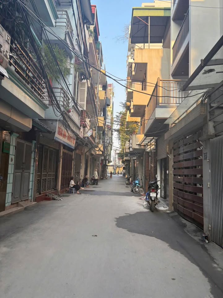 Nhà 5 tầng Mậu Lương 32m² giá 7 tỷ - Tiện ích bạt ngàn gần sân bóng!