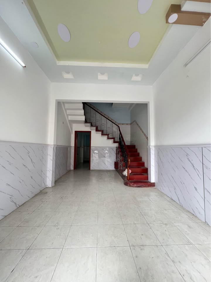 Nhà mặt tiền đường Nguyễn Thái Học, Quy Nhơn 50m² giá 6 tỷ - Vị trí thuận lợi cho kinh doanh!