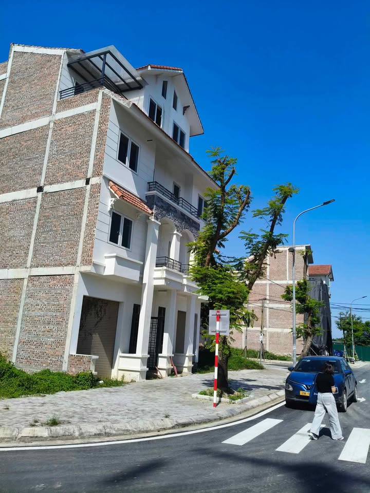 Nhà liền kề Đan Phượng 90m² giá 16 tỷ - Thiết kế hiện đại, vị trí đắc địa!