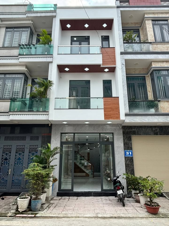 Nhà 3 tầng Dĩ An - 65m² giá 5.7 tỷ - Vị trí đẹp gần Vincom