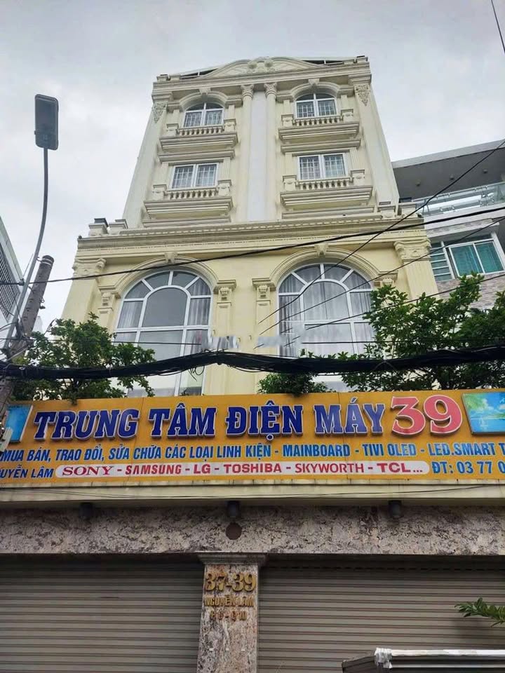 Nhà mặt tiền cho thuê gần phố ẩm thực Nguyễn Tri Phương, Quận 10 - Diện tích 180m² giá 100 triệu/tháng!