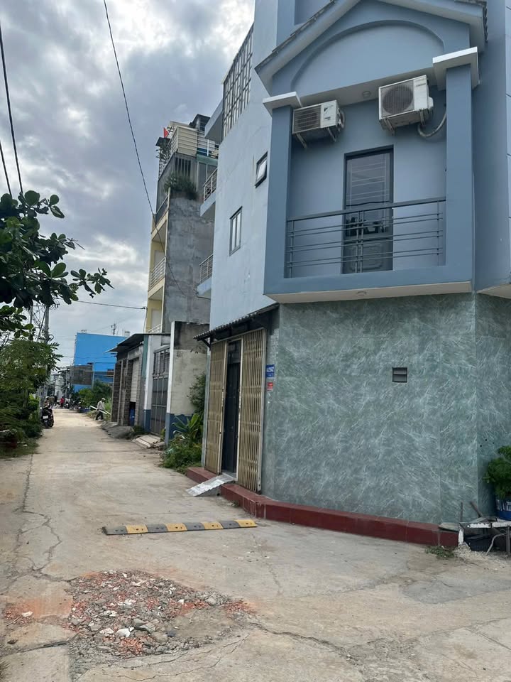 Nhà bán An Phú Đông, Quận 12, 24m² giá 1.35 tỷ - Góc 2 mặt tiền thoáng mát!