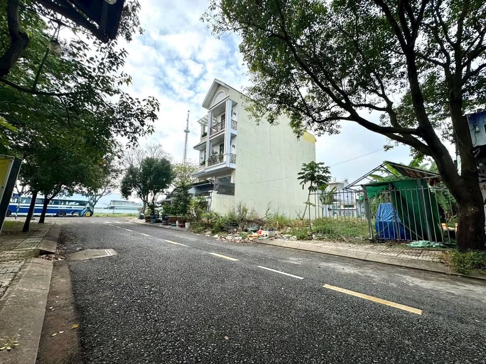 Đất nền KDC Đường 10 Bến Lức 140m² giá 5.5 tỷ - Vị trí đắc địa cho đầu tư!