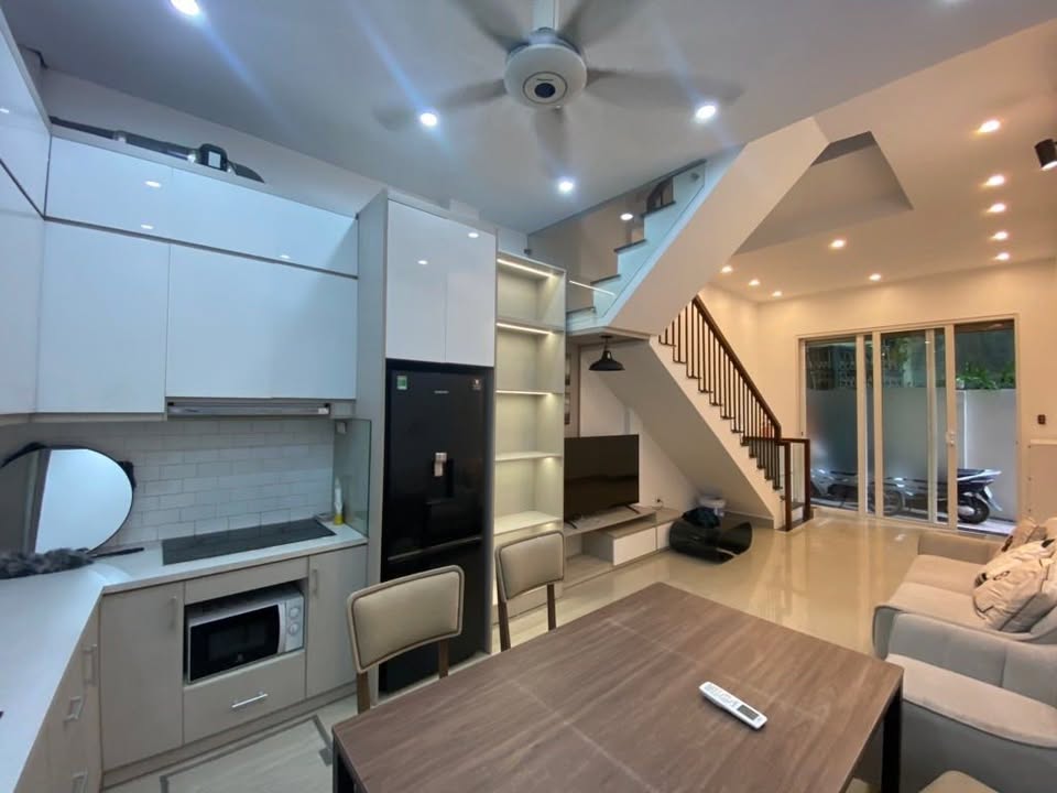 Nhà phố Tân Mai, Hoàng Mai 28m² giá 6.15 tỷ - Lô góc, ô tô đỗ sát cửa!