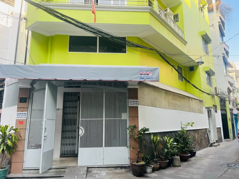 Mặt bằng kinh doanh Trần Hưng Đạo Q1 40m² giá 10 triệu - Vị trí đắc địa góc 2 mặt tiền!