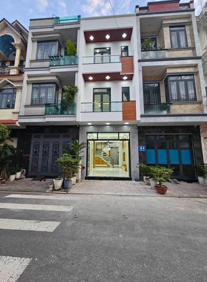 Nhà 1 Trệt 2 Lầu Sân Thượng KDC Lê Phong Dĩ An 65m² giá 5.7 tỷ - Thiết kế hiện đại, gần trung tâm!