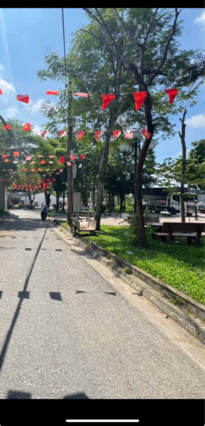 Đất nền Giang Biên 30m² giá 5.5 tỷ - Tiềm năng kinh doanh lớn!