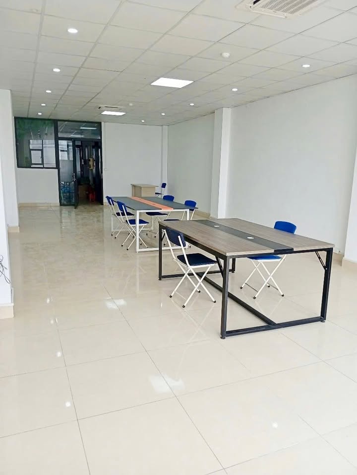 Văn phòng cho thuê mặt phố Phạm Văn Đồng Cầu Giấy 75m² chỉ 14 triệu - Địa điểm lý tưởng để phát triển kinh doanh!