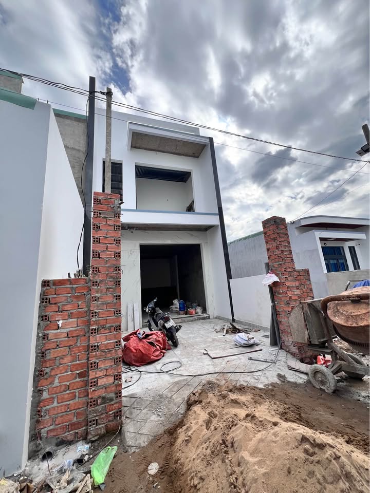 Nhà mới xây tại Ngã 4 Bến Cá, Tân Bình, 100m² chỉ 1.9 tỷ - Giá cực tốt, sẵn sàng vào ở!