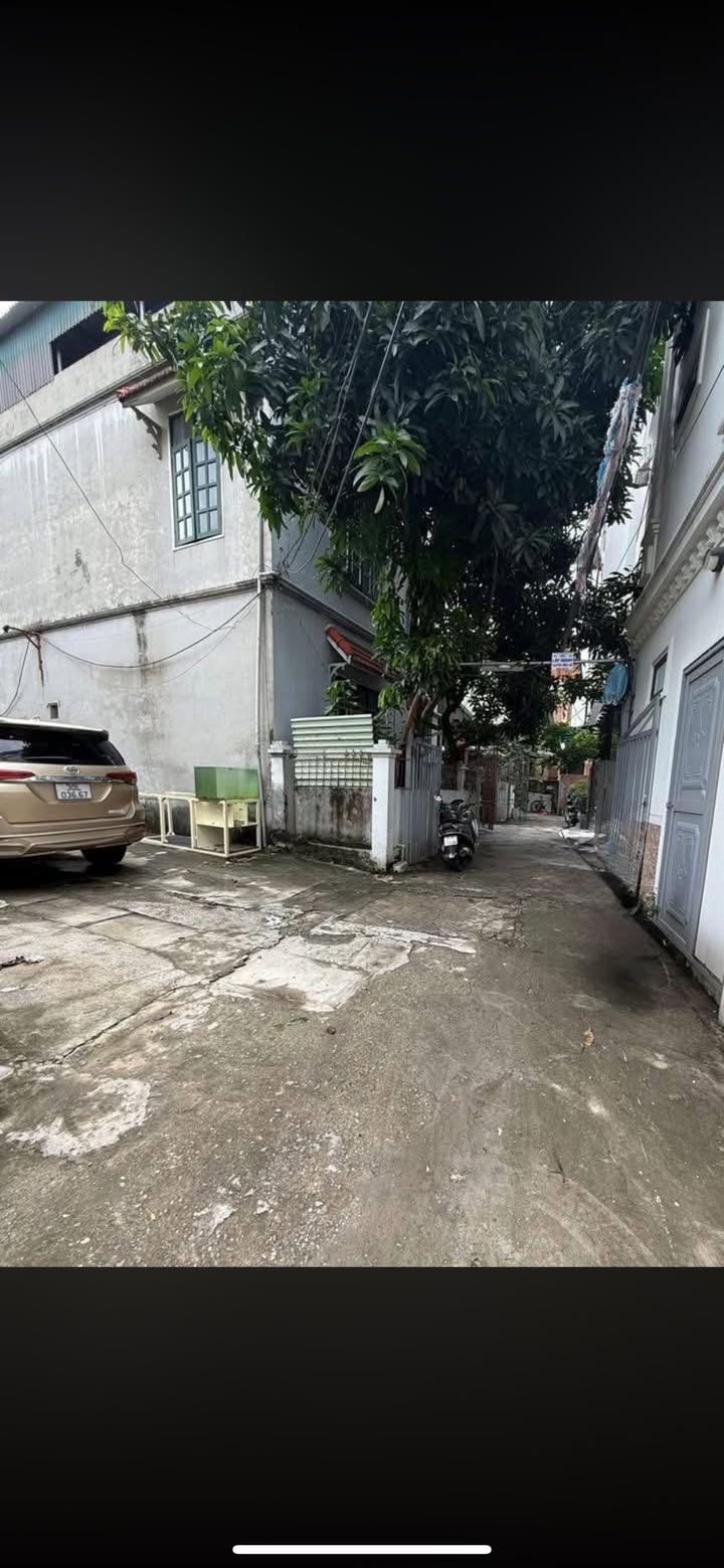 Đất nền Cự Khối 38m² giá 5 tỷ - Cơ hội hiếm có để sở hữu!