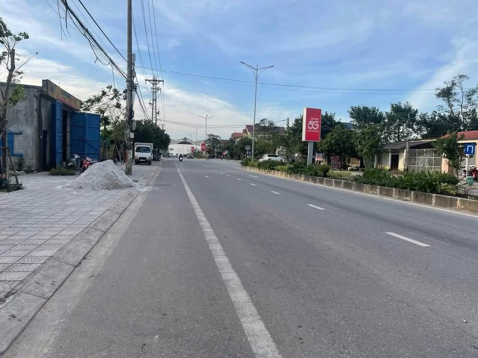 Đất nền liền kề mặt tiền Lý Thánh Tông, Đồng Hới, 350m² giá 5.5 tỷ - Cơ hội đầu tư tốt!
