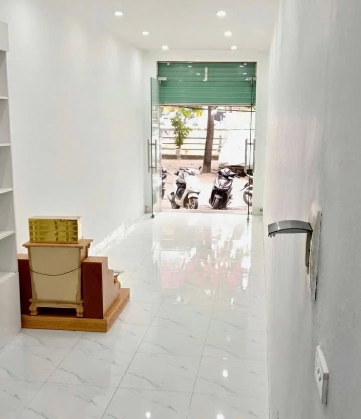 Nhà 2 tầng mặt hồ Đội Cung, 50m² giá nhỉnh 2 tỷ - Kinh doanh sầm uất!