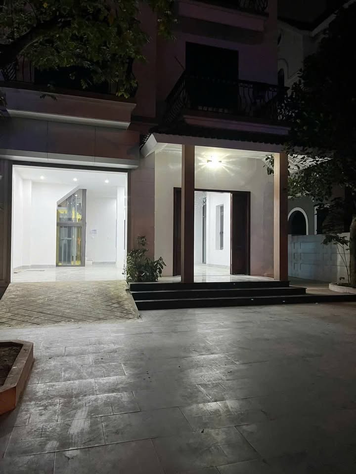 Biệt thự cho thuê Khu C Geleximco 240m² giá 20 triệu - Mặt tiền 15m đẹp mắt!
