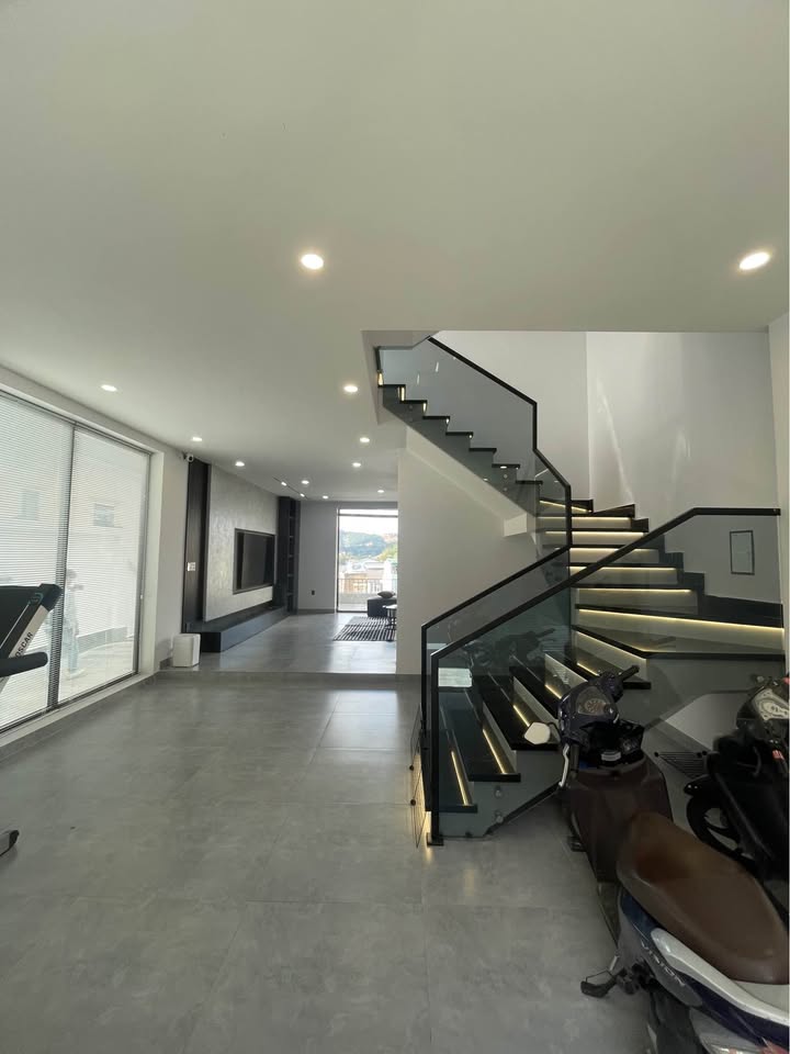 Villa Hẻm Ô Tô Lớn Phường 6, Đà Lạt 236m² giá 15.3 tỷ - Thiết kế hiện đại, thuận tiện định cư!