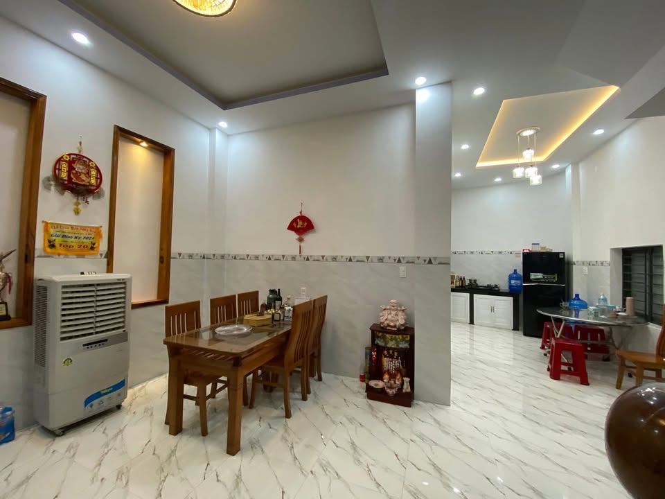 Nhà đúc 2.5 mê mặt tiền hẻm Nguyễn Công Trứ, Tuy Hòa 52.5m² giá 2.2 tỷ - Cơ hội đầu tư tuyệt vời!