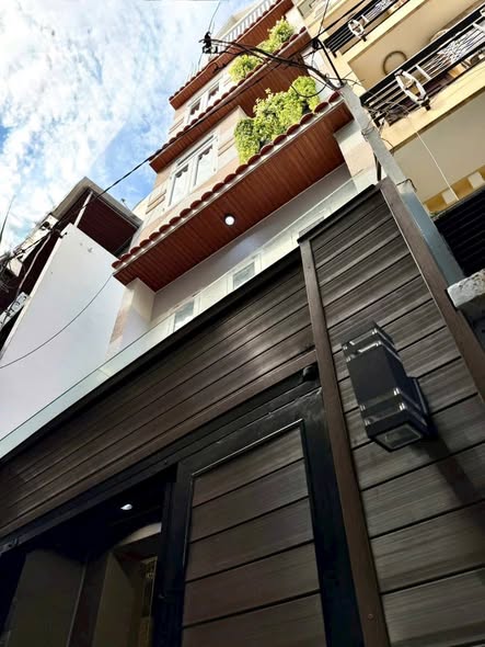 FrontHouse 5 tầng Phan Xích Long 135m² giá 7.2 tỷ - Sẵn sàng vào ở ngay!