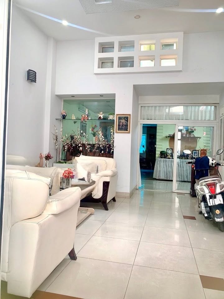 Nhà mặt tiền Hoàng Văn Thụ, quận Tân Bình, 96m² giá 16.2 tỷ - Sân để xe ô tô, vị trí trung tâm!