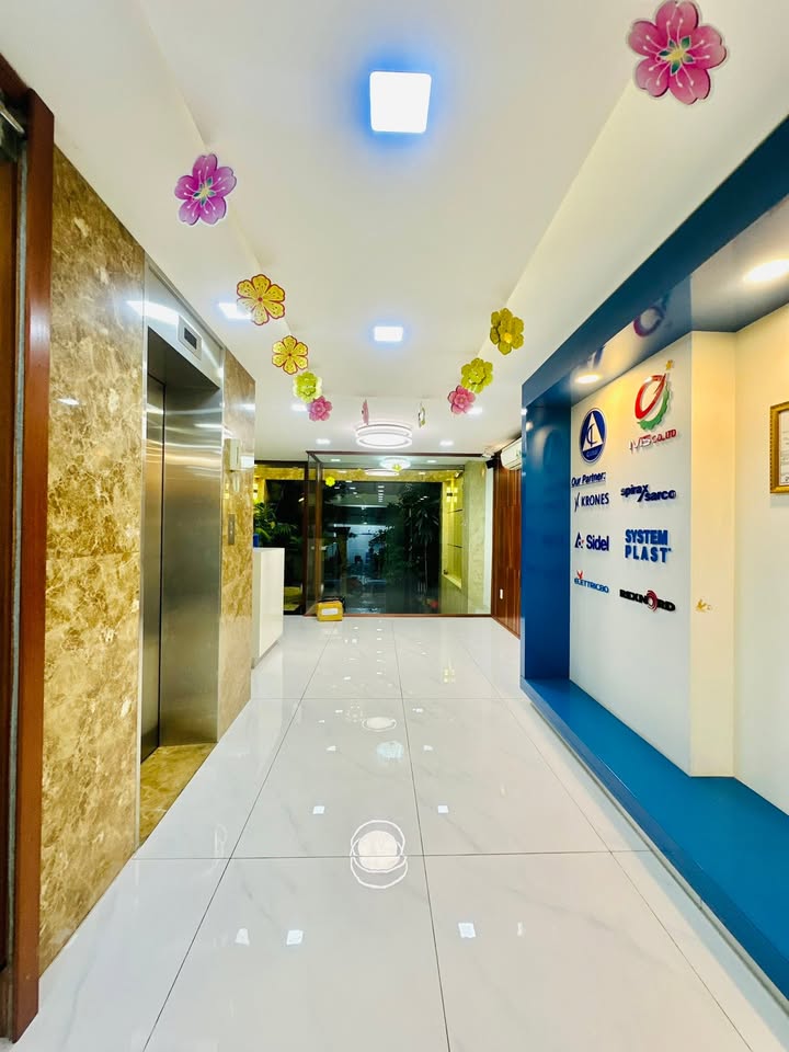 Cho thuê tòa nhà văn phòng 7 tầng Nơ Trang Long 100m² - Thiết kế đẹp, thuận tiện di chuyển!
