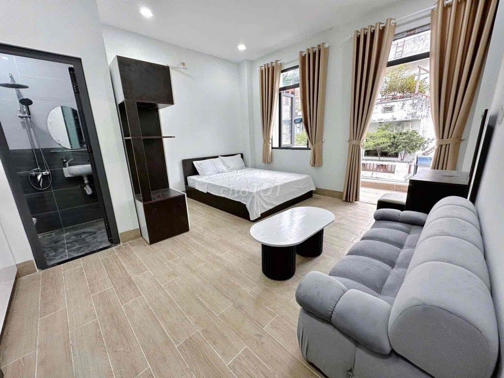 Căn hộ Studio Trần Bình Trọng 40m² giá 7.6 triệu - Ban công rộng, nội thất cao cấp