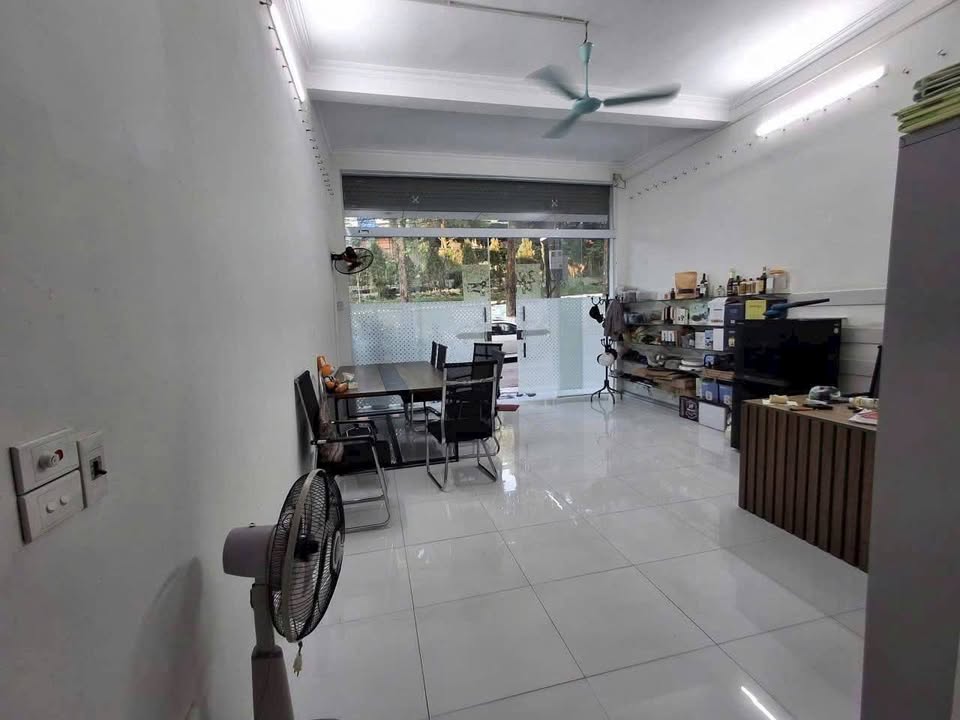Nhà 3 Tầng Đường Nguyễn Huệ Lào Cai 100m² giá 5.2 tỷ - Đầu tư sinh lời hấp dẫn!