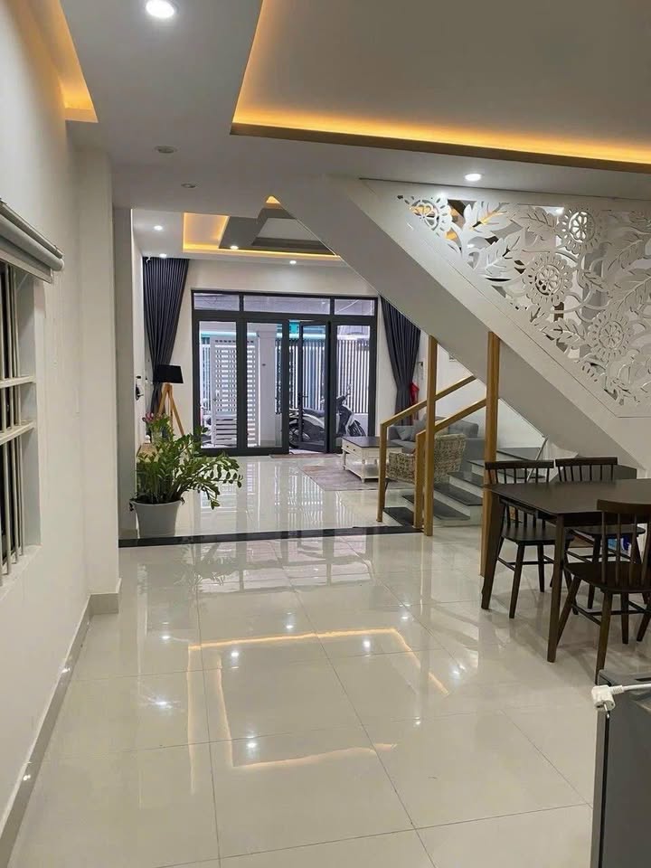 Nhà 2 tầng Chế Lan Viên 98.4m² giá 12 tỷ - Thiết kế hiện đại, sẵn sàng ở ngay!