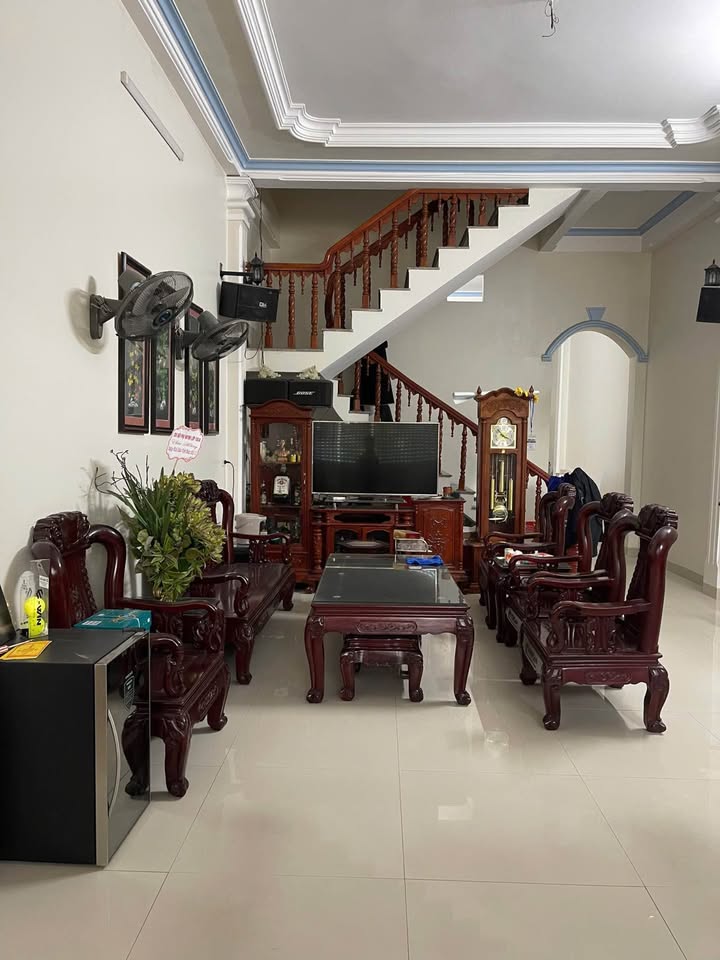 Nhà 2.5 tầng Quảng Thắng 100m² giá 5 tỷ - Sổ đỏ chính chủ, vị trí đẹp!