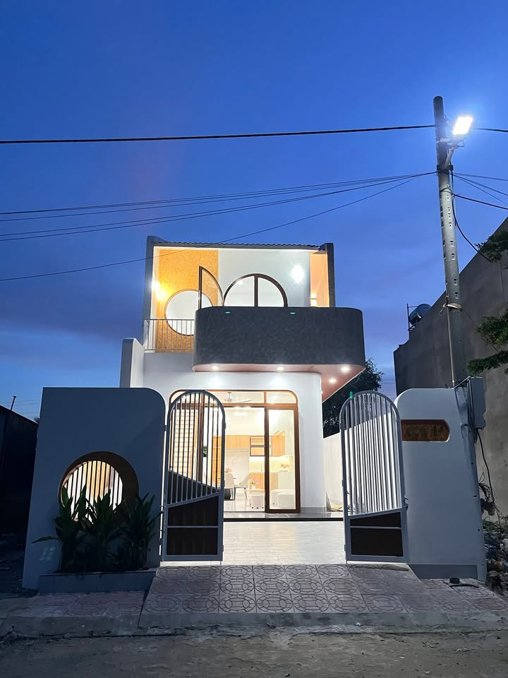 Nhà phố Tân Hạnh, Vĩnh Long 126m² giá 2.69 tỷ - Nhà mới, ô tô vào tận nơi!