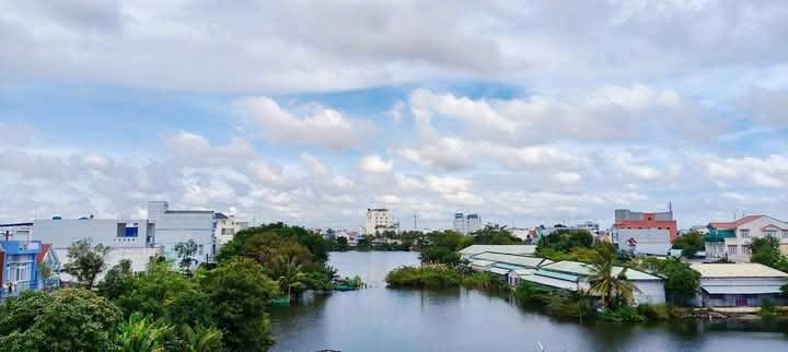 Nhà góc 2 mặt tiền bờ hồ phường 8 Cà Mau 132m² giá 4 tỷ - Đầu tư sinh lời tuyệt vời!