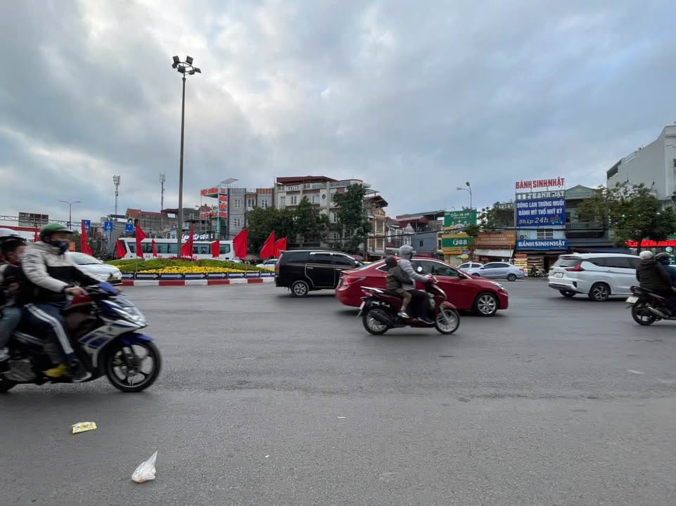 Nhà 3 Tầng Đa Phúc 44m² giá 2.15 tỷ - Sổ đỏ chính chủ, gần chợ và trường học!