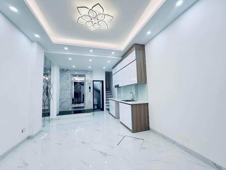 Nhà phố Lạc Long Quân Tây Hồ 41m² giá 9 tỷ - Ô tô đỗ cửa, view hồ Tây!