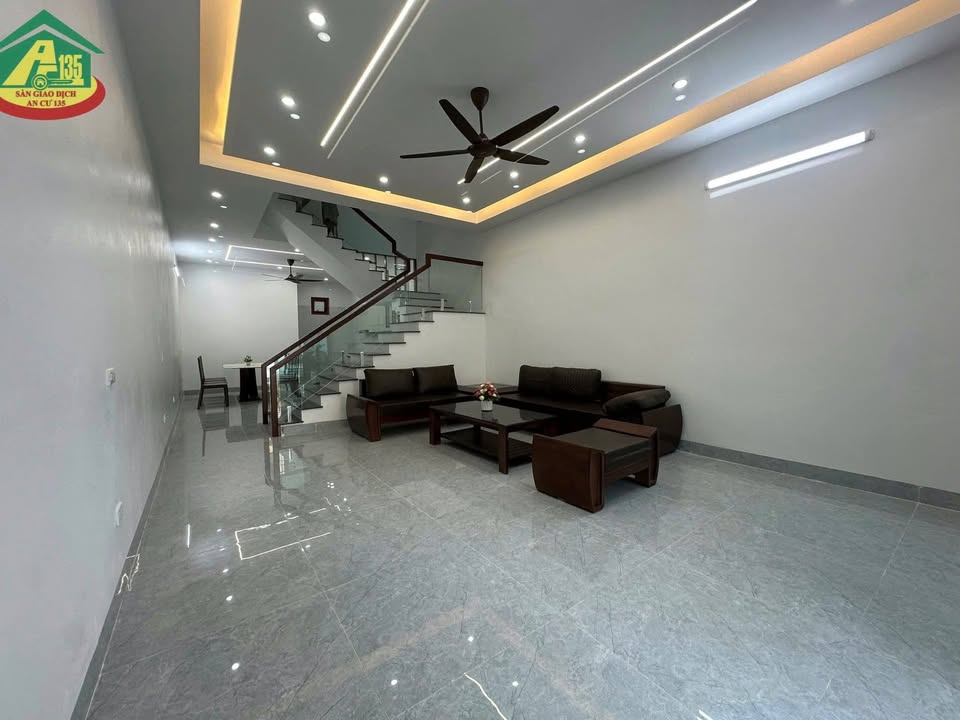 Nhà 3 tầng mặt tiền đường Nguyễn Công Trứ, Ninh Bình, 100m² - Vị trí trung tâm, giá tốt!