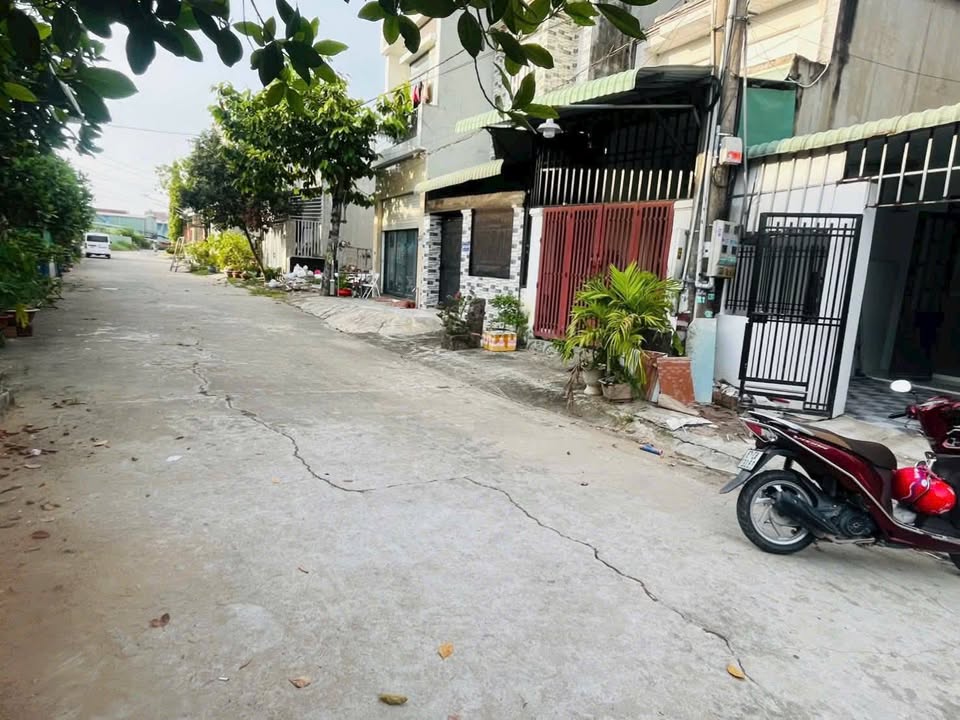 Nhà C4 Tân Đông Hiệp 60.6m² giá 2.7 tỷ - Khu dân cư an ninh, đầy đủ tiện ích!