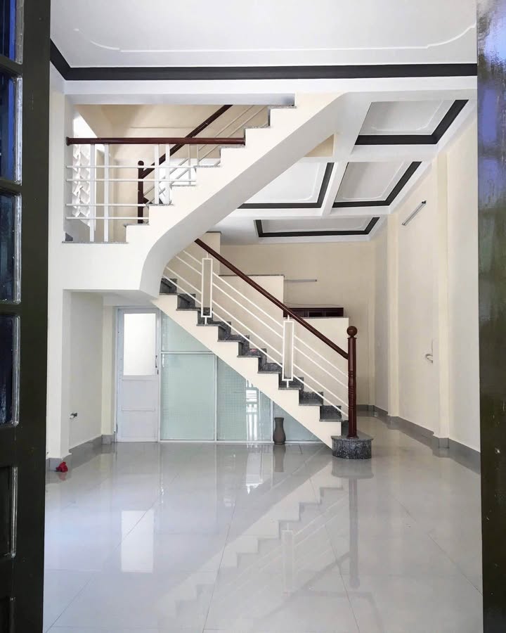 Nhà 2 tầng mặt tiền đường Nguyễn Huệ 70m² giá 3 tỷ - Đối diện cây xăng tiện lợi!