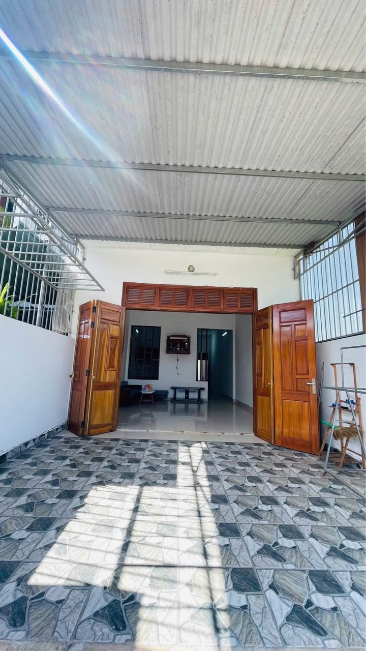 Nhà hẻm 479 Lý Thái Tổ, TP Pleiku, 150m² giá 1.76 tỷ - Sân ô tô, phòng khách rộng rãi!