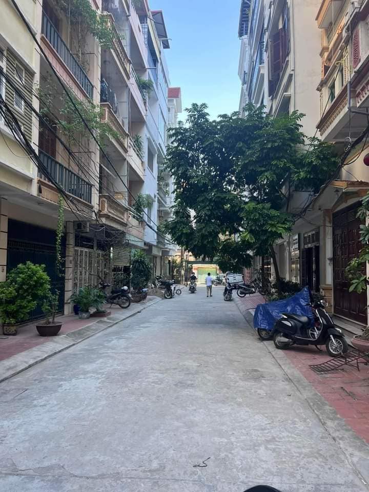 Nhà mặt phố Hoàng Quốc Việt, Cầu Giấy 80m² giá 11 tỷ - Vị trí kinh doanh đắc địa!