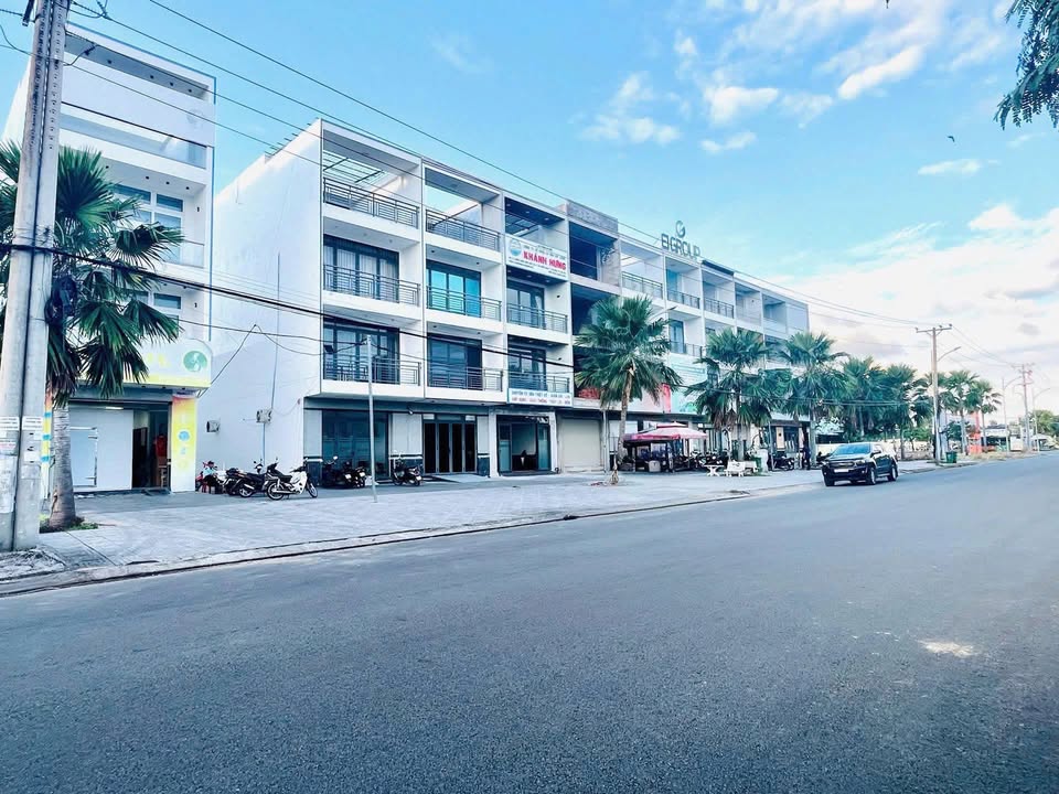 Cho thuê nhà trệt 3 lầu tại Hồng Loan 5C, Cần Thơ 180m² - Mặt tiền đẹp, tiện kinh doanh!