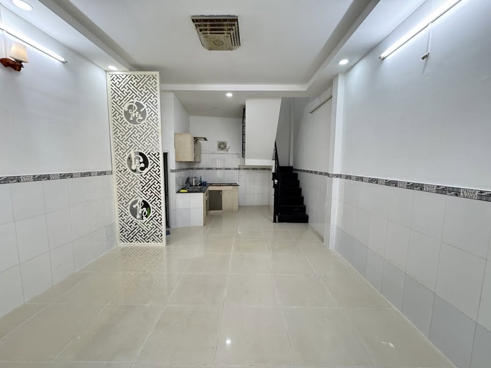 Nhà phố 2 tầng hẻm 3 gác CMT8, Quận 3 - 34m² giá 3.9 tỷ - Gần trung tâm!