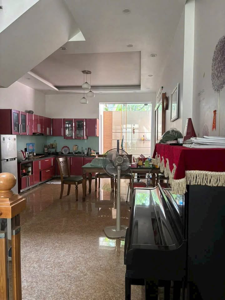 Nhà 4 tầng mặt đường Quán Nam, 90m² giá 8 tỷ - Thiết kế sang trọng, không gian sống lý tưởng!