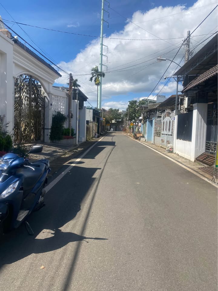 Nhà mặt tiền đường Tây Sơn, Đức Trọng, 240m² - Giá chỉ 5.3 tỷ!