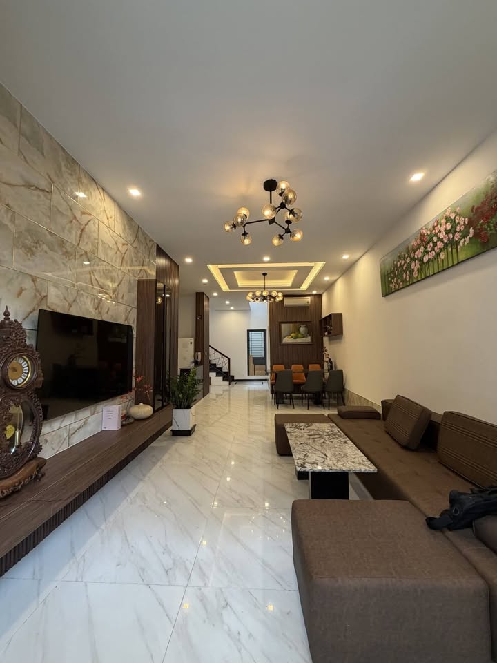 Nhà 3 tầng đường Lưu Quang Thuận, Mỹ An, Đà Nẵng 94m² giá 14 tỷ - Đẹp vào ở ngay!