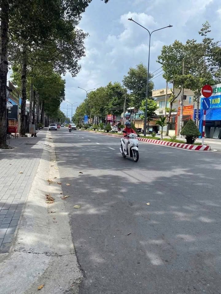 Nhà phố Phú Lợi, Thủ Dầu Một 120m² giá 2 tỷ - Sân ô tô thoải mái!