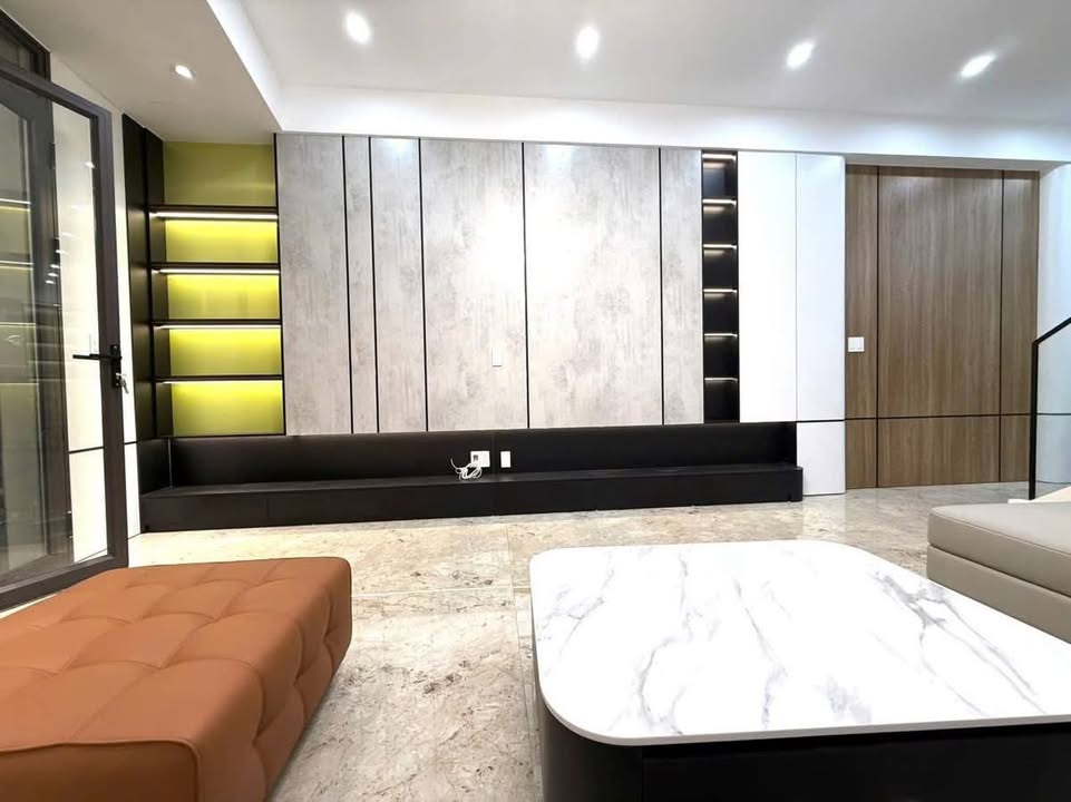 Bán nhà 4 tầng Đường Hùng Vương, Hải Phòng - 57m² giá 5.25 tỷ - Sân cổng riêng, ô tô đỗ thoải mái!